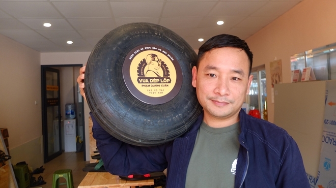 Chàng kỹ sư bỏ việc, theo nghề làm dép lốp cao su