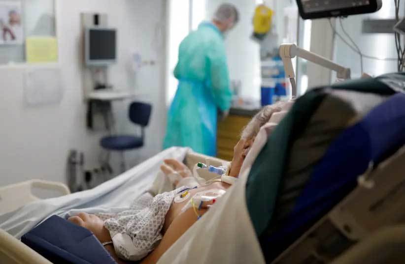 WHO tiết lộ thời điểm virus corona dễ lây nhất giữa người và người