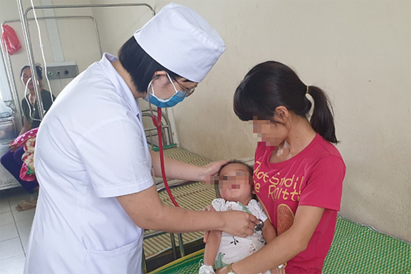 Bé 19 tháng bị bỏ quên trên ô tô không bị tổn thương não