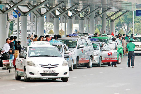 Giá xăng giảm từ lâu, taxi không chịu giảm giá