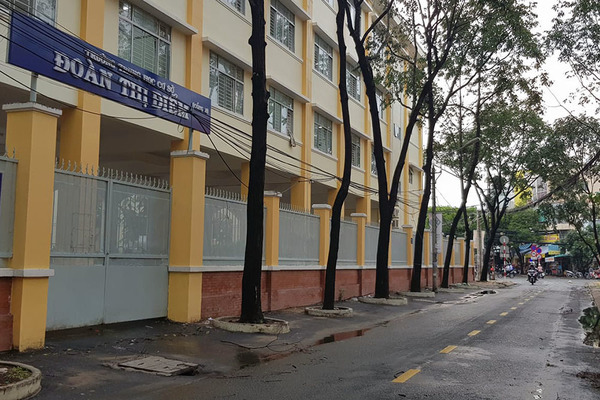 Nữ sinh lớp 8 ở Cần Thơ bị bạn đánh dã man trước cổng trường