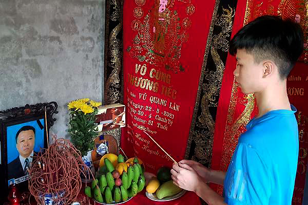 Cha mẹ lần lượt qua đời, nam sinh lớp 10 nuôi 2 em thơ