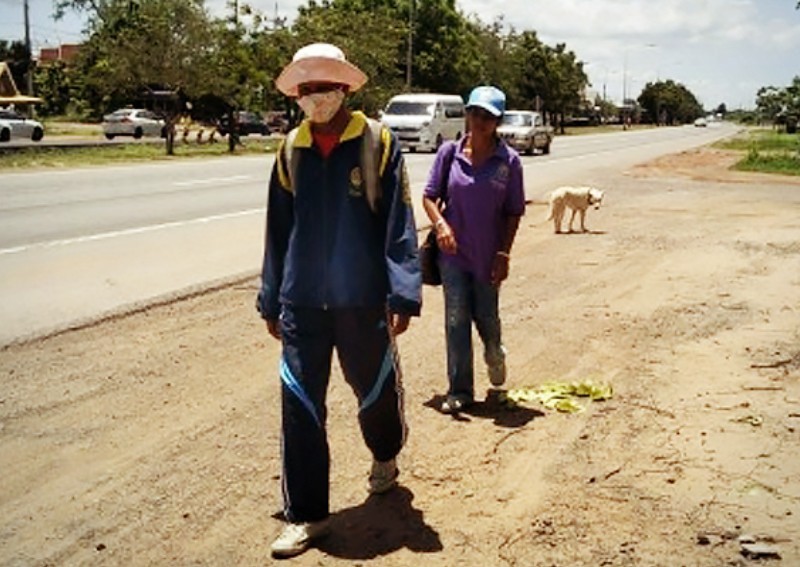 Cặp vợ chồng thất nghiệp đi bộ 300km về quê thăm mẹ ốm