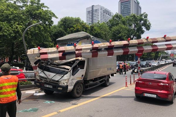 Xe tải húc đổ thanh chắn cầu vượt Thái Hà, tài xế khai do buồn ngủ