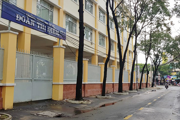 Nữ sinh Cần Thơ đánh bạn dã man ở cổng trường nhờ người quay clip