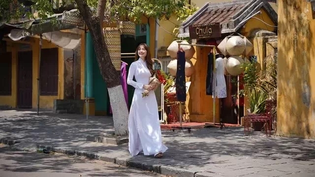 Ao dai show impresses visitors to Hoi An