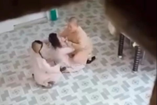 Clip sư cô tát trẻ gây xôn xao