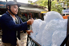 Nắng nóng 40 độ, đá lạnh 'cháy hàng', tăng giá