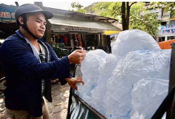 Nắng nóng 40 độ, đá lạnh 'cháy hàng', tăng giá