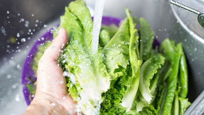 Rửa rau củ như thế nào để không còn thuốc trừ sâu?