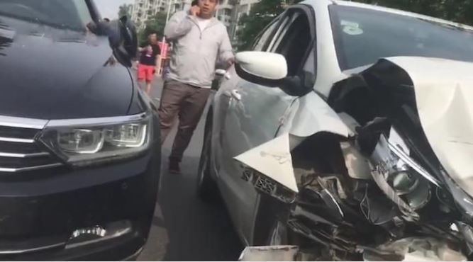 Cú bẻ lái 'tránh vỏ dưa, gặp vỏ dừa