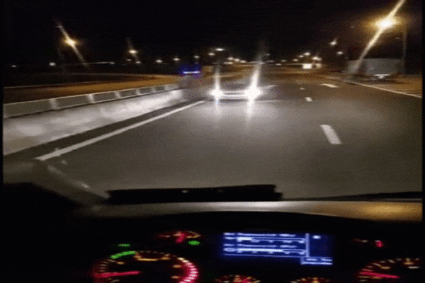 Taxi lao vun vút ngược chiều trên cao tốc Đà Nẵng - Quảng Ngãi