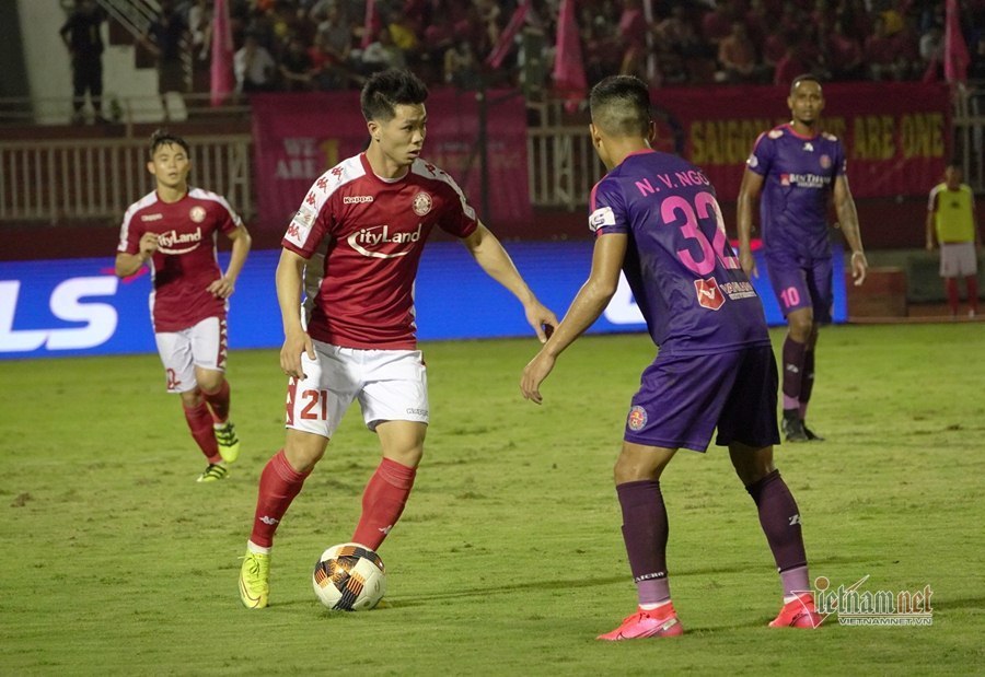 Công Phượng mờ nhạt, TPHCM ôm hận ở trận derby