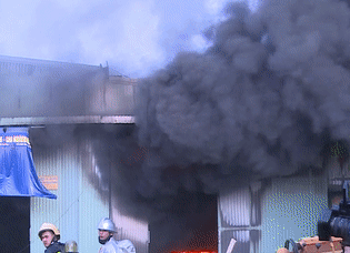 Nhà xưởng cháy dữ dội suốt 2 tiếng, 10 tỷ đồng bị thiêu rụi