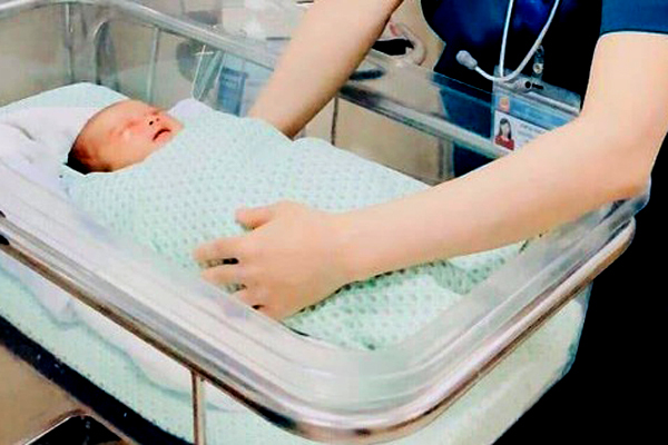 Bé sơ sinh bị bỏ rơi hố ga ở Hà Nội chuyển xấu, nhiễm trùng máu nặng