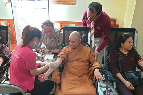 Gần 100 phật tử tham gia hiến máu