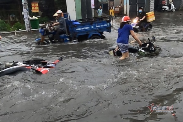 TP.HCM sắp đón mưa lớn 4 ngày liên tiếp, cảnh báo ngập lụt nặng