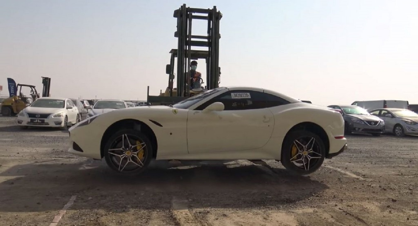 Loạt siêu xe bị bỏ rơi tại bãi rác ở Dubai