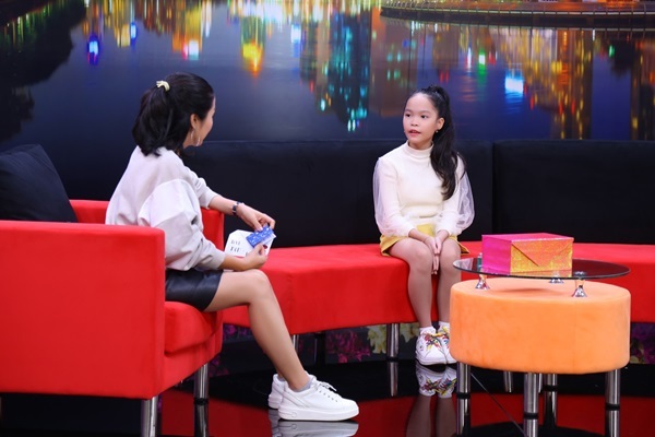 Cha nghiêm khắc, mẹ bận rộn, cô bé 11 tuổi sống thu mình