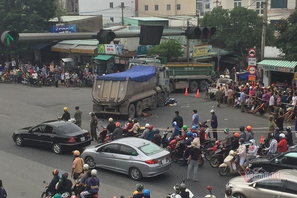 Bị xe ben cuốn vào gầm, vợ chết, chồng nguy kịch