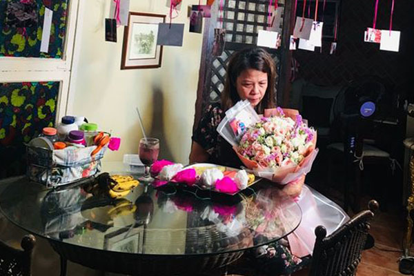 Vợ bật khóc nhận món quà từ người chồng đã qua đời