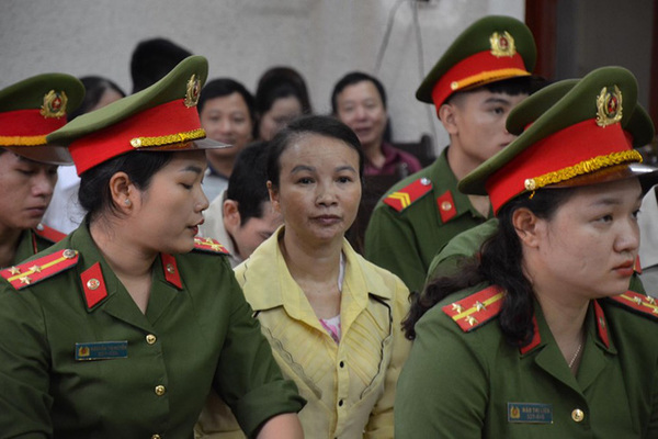 Hoãn tòa xử vụ án mẹ nữ sinh giao gà vì mẹ luật sư đi cấp cứu