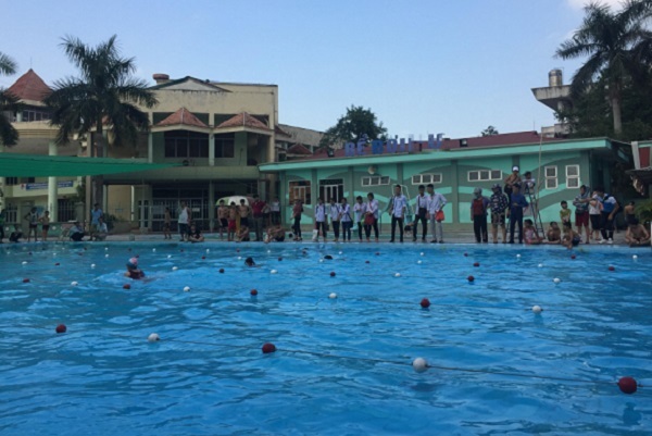 Bé trai 9 tuổi bị thanh sắt ở bể bơi đâm thủng khoang màng phổi