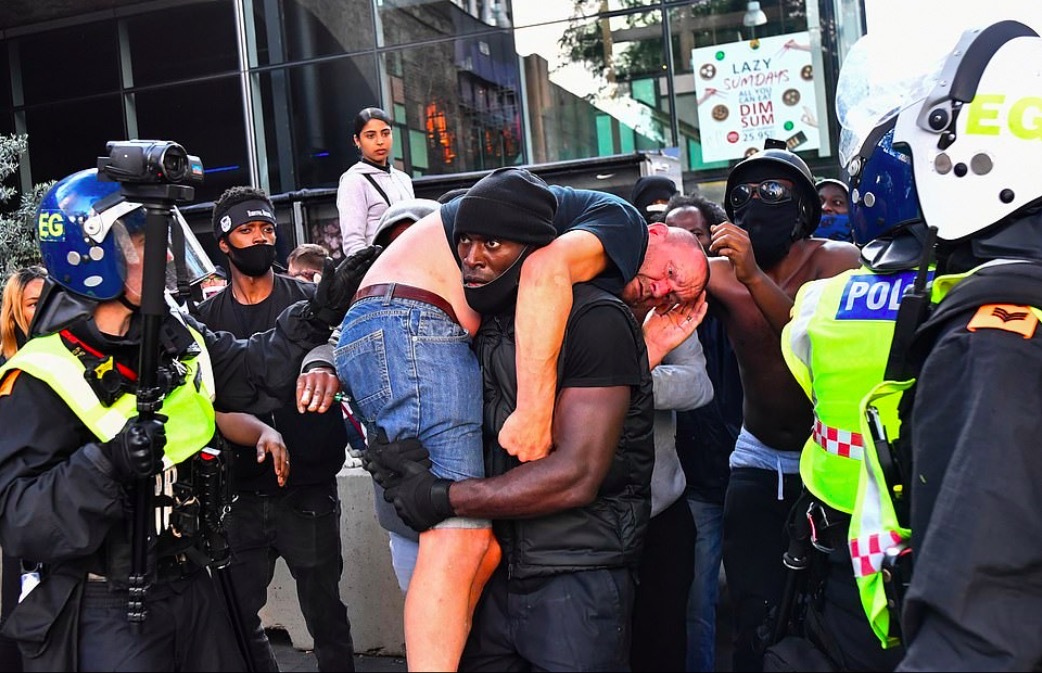 Bức ảnh gây chú ý giữa cuộc biểu tình chống phân biệt chủng tộc