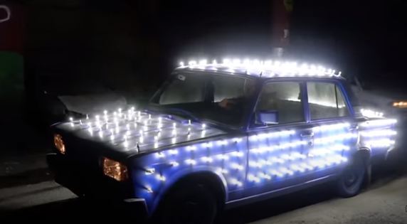Dân chơi Nga lắp 300 bóng đèn pha LED phủ kín xe Lada