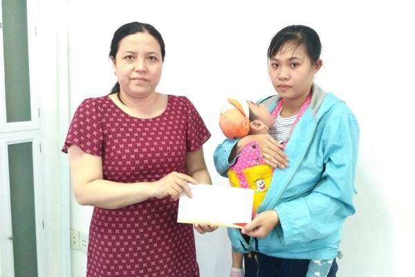 Em bé 3 tuổi bị não phẳng được bạn đọc tiếp sức