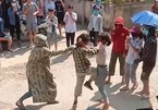 Hai nữ sinh Tuyên Quang đánh nhau trước cổng trường