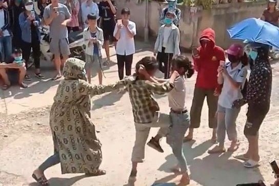 Hai nữ sinh Tuyên Quang đánh nhau trước cổng trường