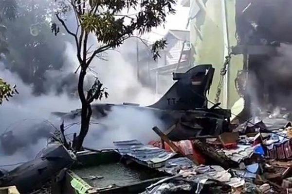 Chiến cơ Indonesia rơi xuống khu dân cư, bốc cháy ngùn ngụt