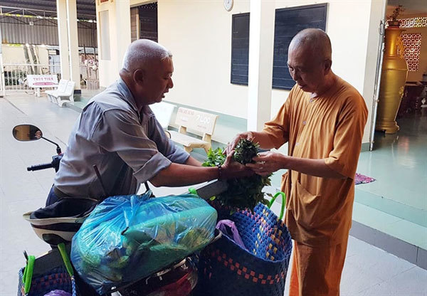 Motorbike taxi driver gives back to charity