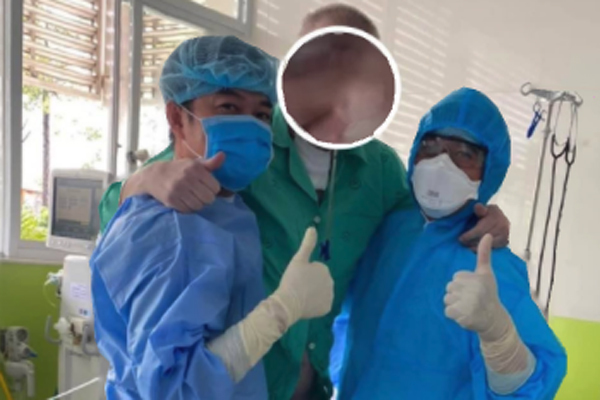 Phi công Anh bắt đầu tập đi sau 90 ngày điều trị