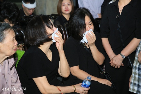 Lễ viếng của nữ MC Diệu Linh: BTV Long Vũ, Quang Minh đều có mặt, người mẹ vẫn khóc nghẹn bên di hài con