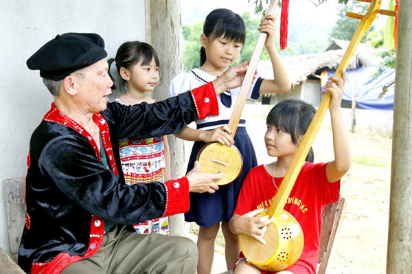 Old soldier preserves ethnic folk music