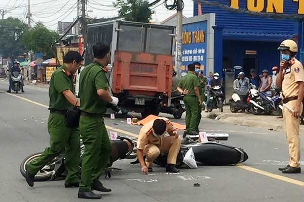 Hai phụ nữ tông xe máy vào nhau, 1 người ngã xuống bị xe tải cán tử vong