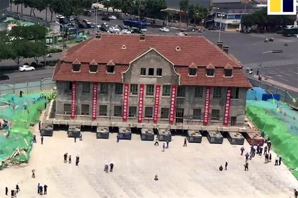 Ngoạn mục cảnh di dời cả tu viện cổ nặng hàng nghìn tấn