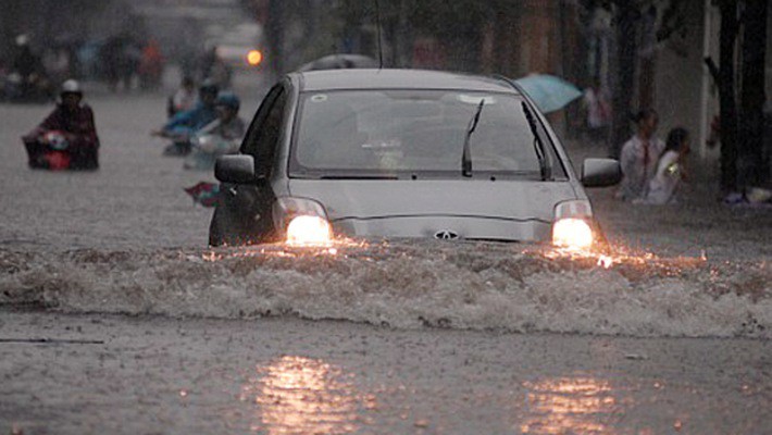 Mưa bão, lái xe vượt chỗ ngập sâu dễ nhận quả đắng