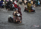 Sài Gòn mưa lớn hơn hai giờ, người dân chật vật lội nước về nhà
