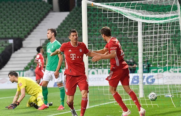 Lewandowski giúp Bayern lần thứ 8 liên tiếp vô địch Bundesliga