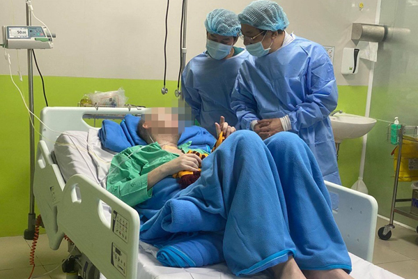 Phi công Anh nói lời cảm ơn bác sĩ Việt Nam