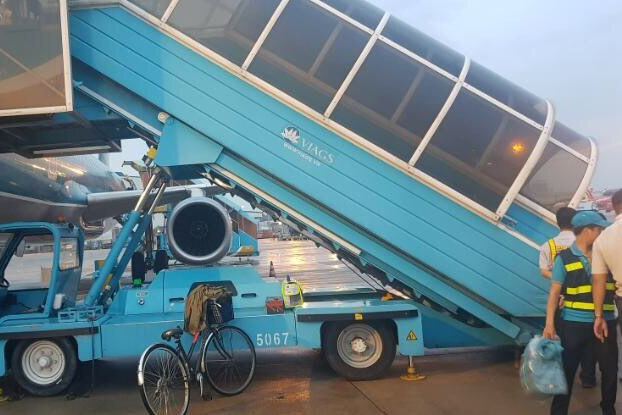 Ngã từ xe thang máy bay xuống đất, nữ hành khách tử vong