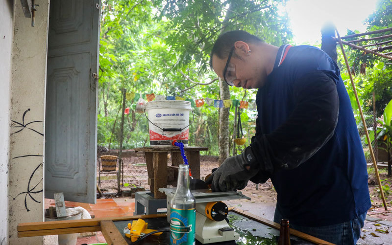 Người đàn ông Hà Nội chế rác thành đồ đẹp lung linh đem bán