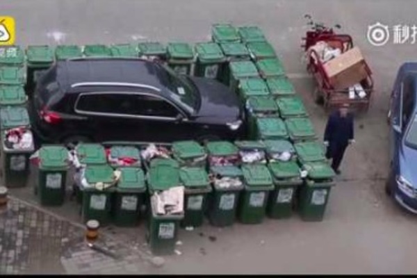 Kiểu xử lý lạ với xe đỗ sai chỗ của hai chàng người Anh