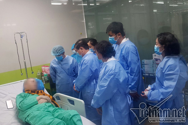 Phi công Anh tỉnh táo tiếp lãnh đạo thành phố và Tổng lãnh sự Anh