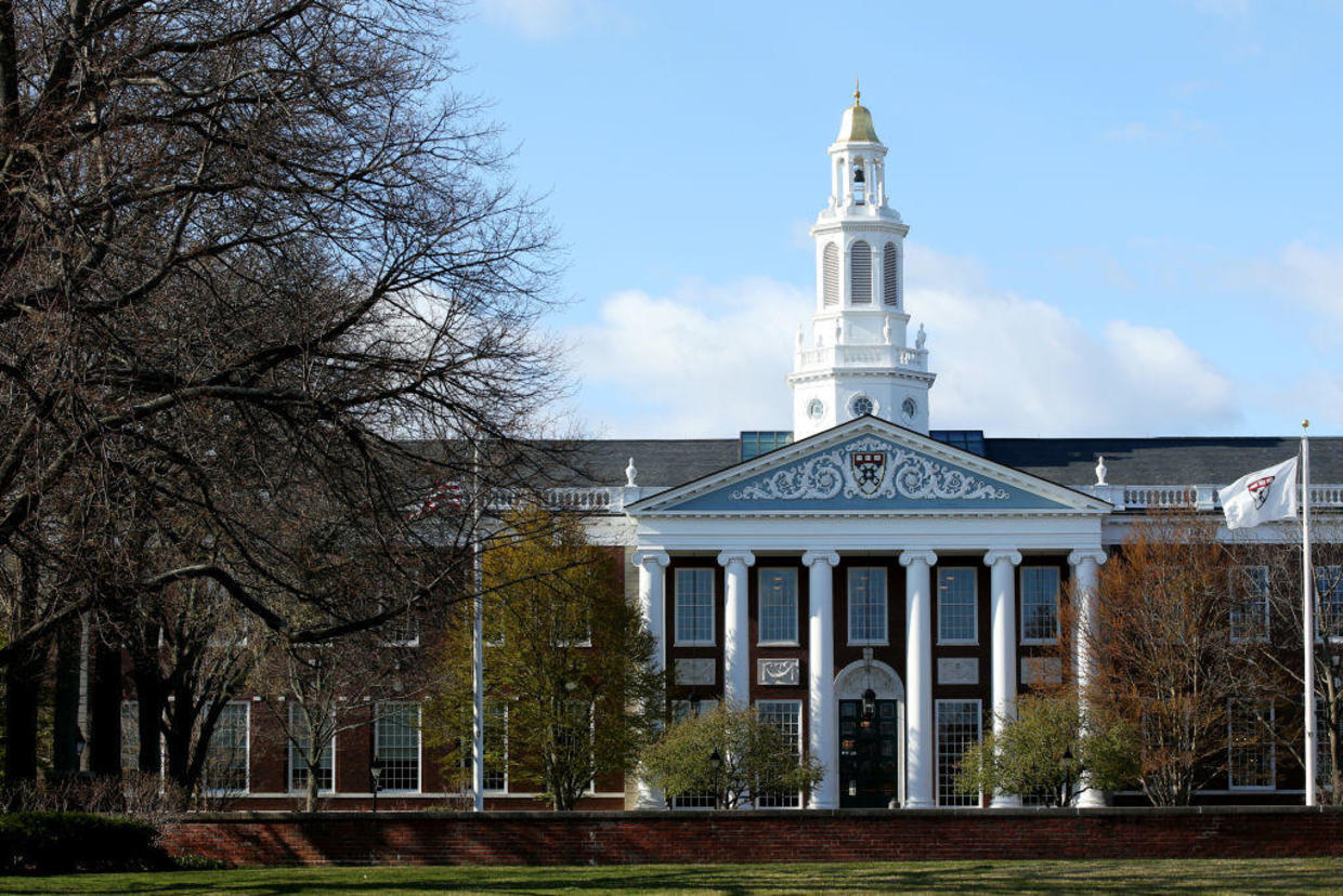 Harvard bỏ yêu cầu điểm SAT và ACT trong tuyển sinh 2021