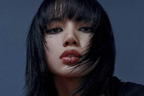 Sao Hàn 18/6/2020: Lisa gây sốt với tóc đen ngắn, phong cách cực ngầu