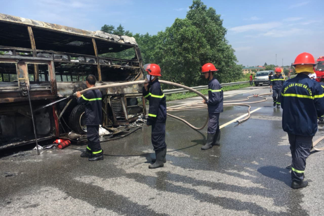 Xe khách cháy ngùn ngụt trên cao tốc Nội Bài - Lào Cai
